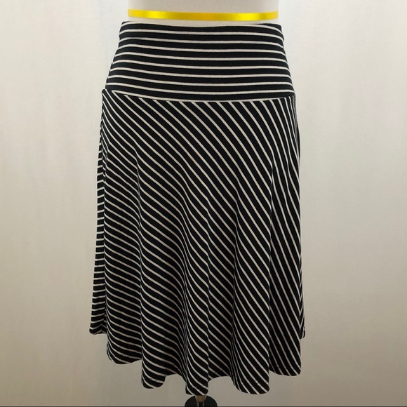 H&M Dresses & Skirts - 🎉2/$15🎉 H&M Skirt - Sz 10